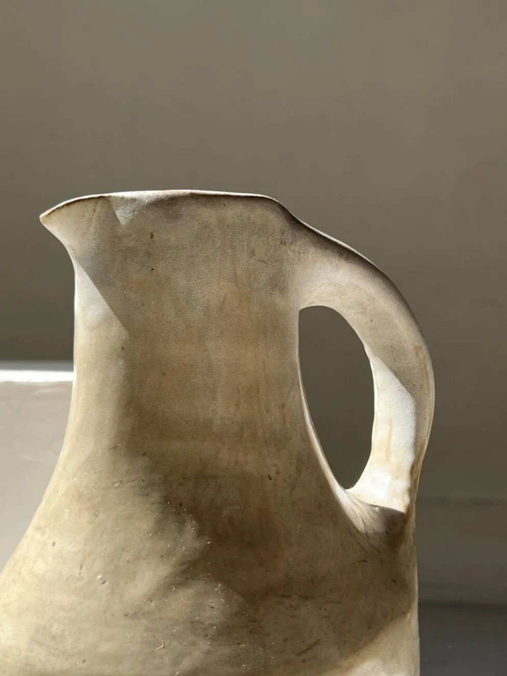 Grand pichet carafe en céramique émaillée brutaliste, signé “MH”.