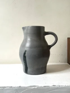 Grand pichet en céramique en grès émaillé gris – artisanat France vers 1970