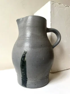 Grand pichet en céramique en grès émaillé gris – artisanat France vers 1970