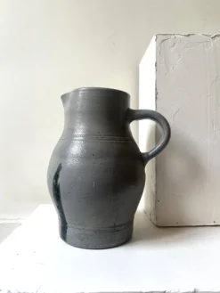 Grand pichet en céramique en grès émaillé gris – artisanat France vers 1970