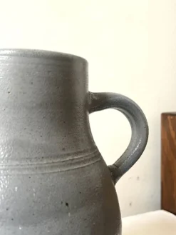 Grand pichet en céramique en grès émaillé gris – artisanat France vers 1970