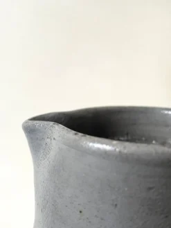 Grand pichet en céramique en grès émaillé gris – artisanat France vers 1970