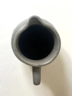 Grand pichet en céramique en grès émaillé gris – artisanat France vers 1970