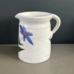 Grand pichet en céramique émaillée motif fleurs