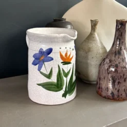 Grand pichet en céramique émaillée motif fleurs