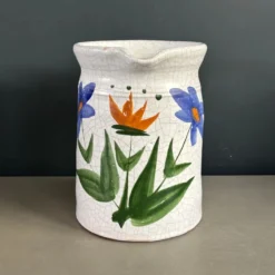 Grand pichet en céramique émaillée motif fleurs
