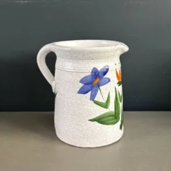 Grand pichet en céramique émaillée motif fleurs