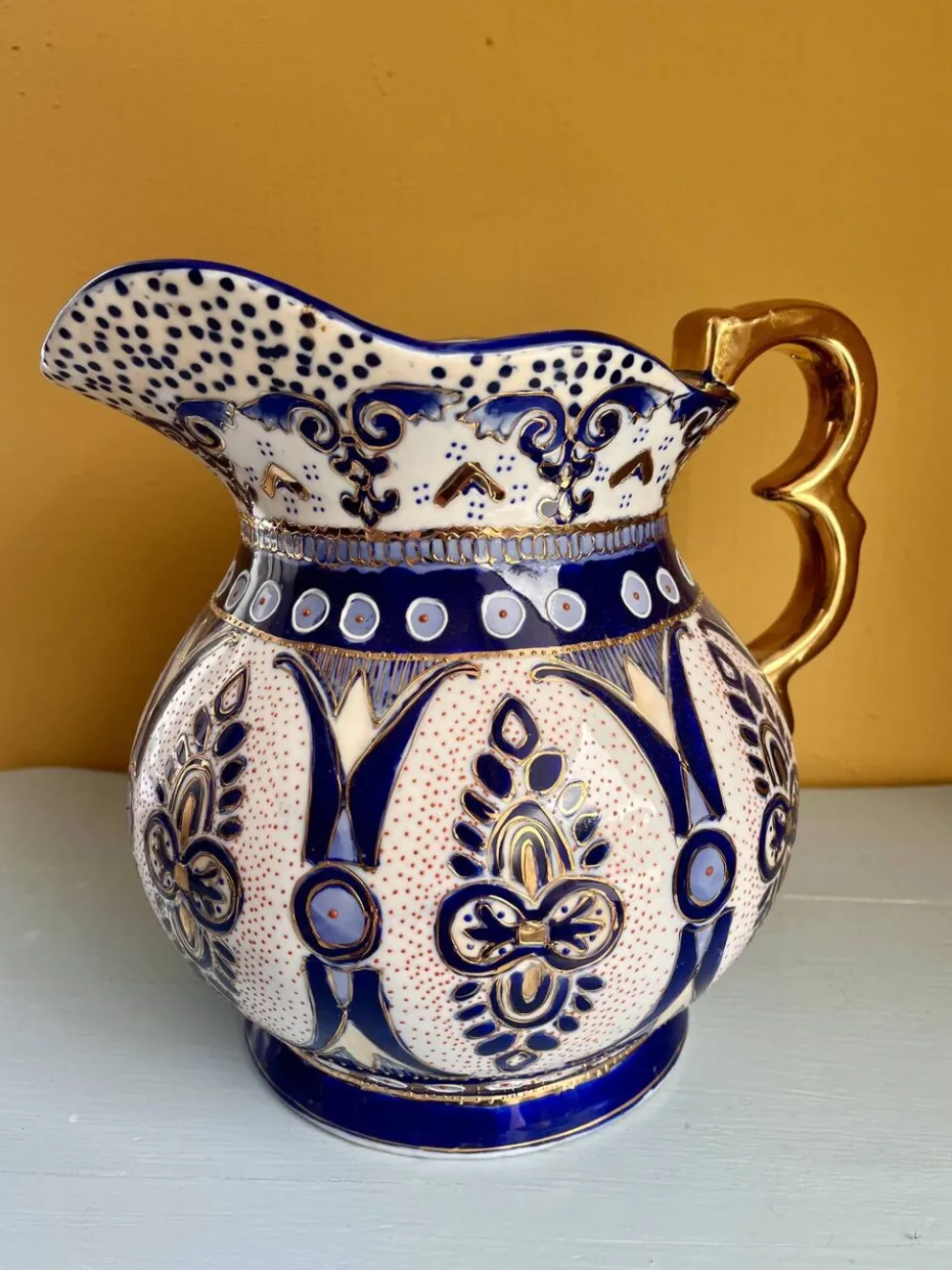 Grand pichet en céramique peint à la main bleu, blanc et or.