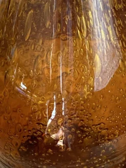 Grand pichet en verre bullé ambré