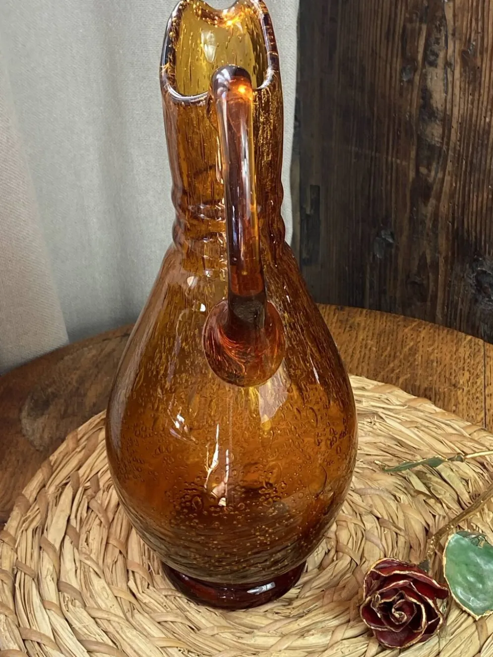 Grand pichet en verre bullé ambré