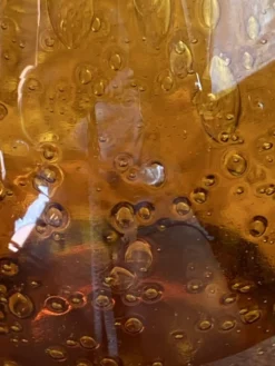 Grand pichet en verre bullé ambré