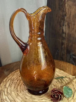 Grand pichet en verre bullé ambré