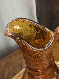 Grand pichet en verre bullé ambré