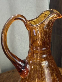 Grand pichet en verre bullé ambré