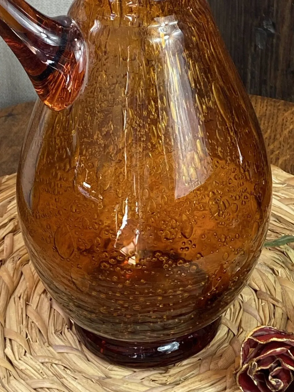 Grand pichet en verre bullé ambré