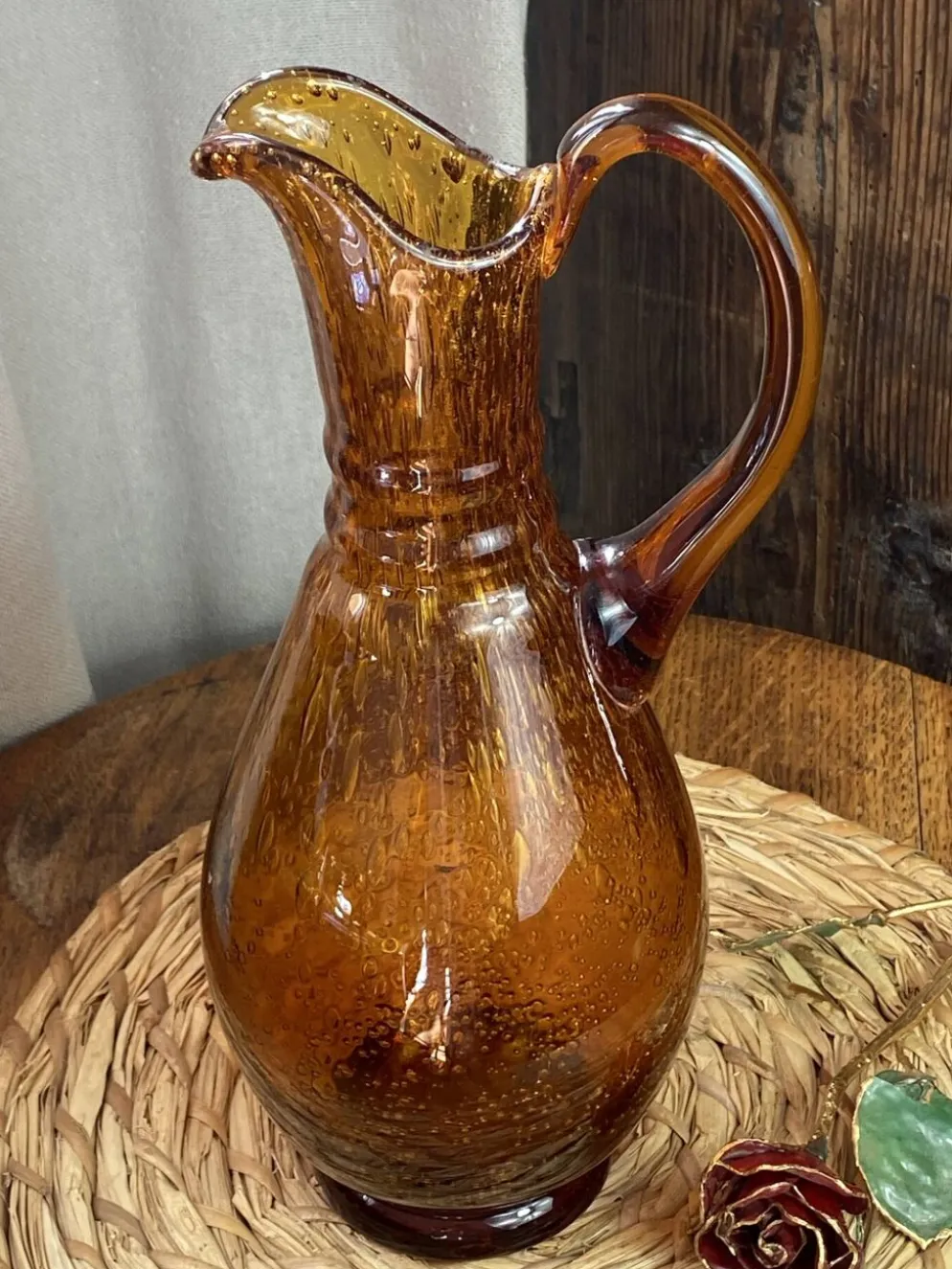 Grand pichet en verre bullé ambré