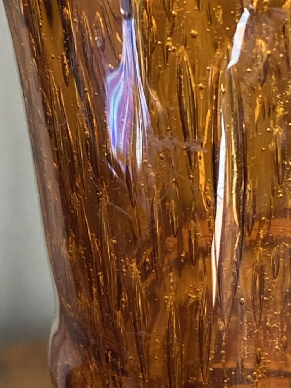 Grand pichet en verre bullé ambré