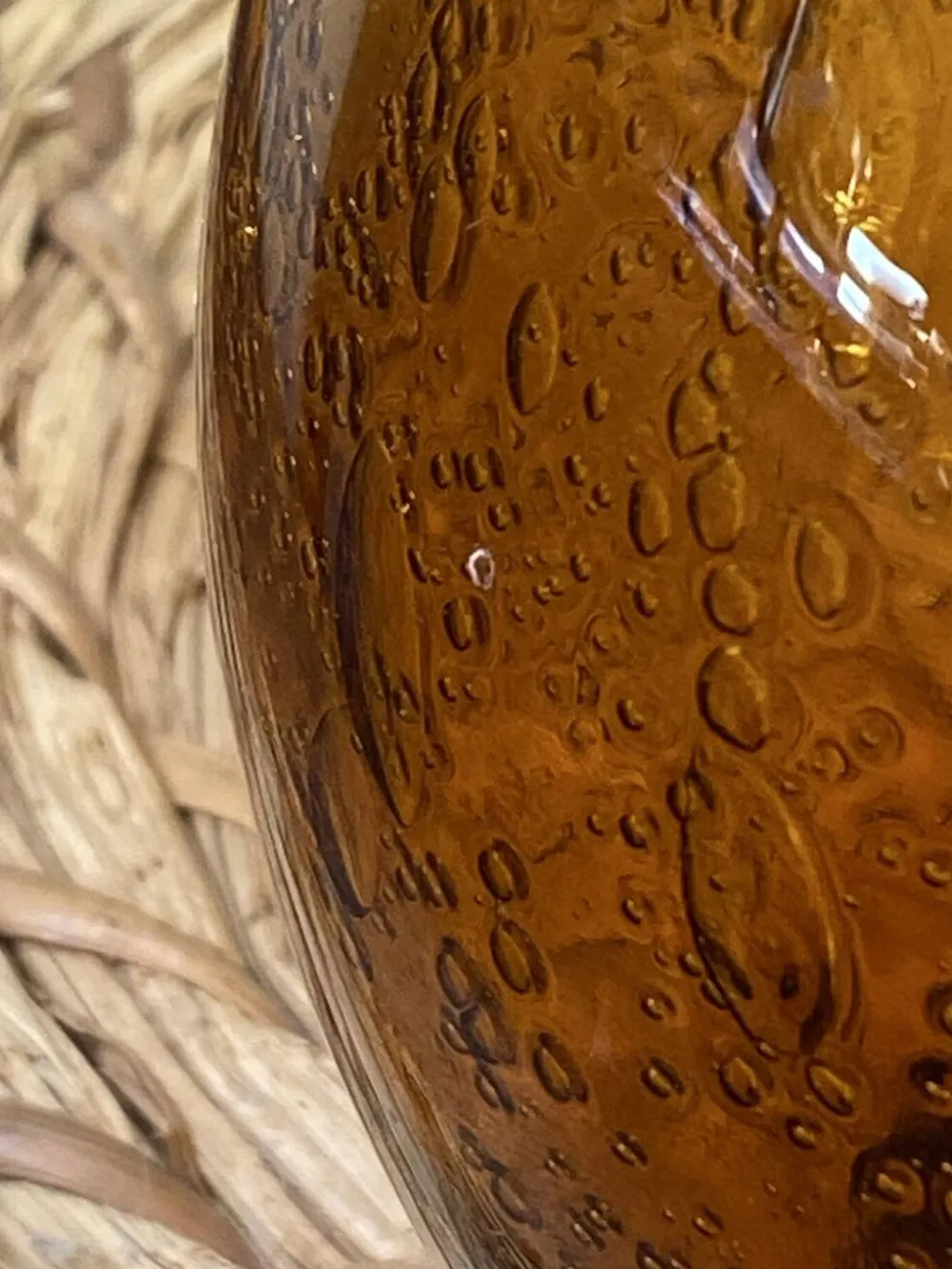 Grand pichet en verre bullé ambré