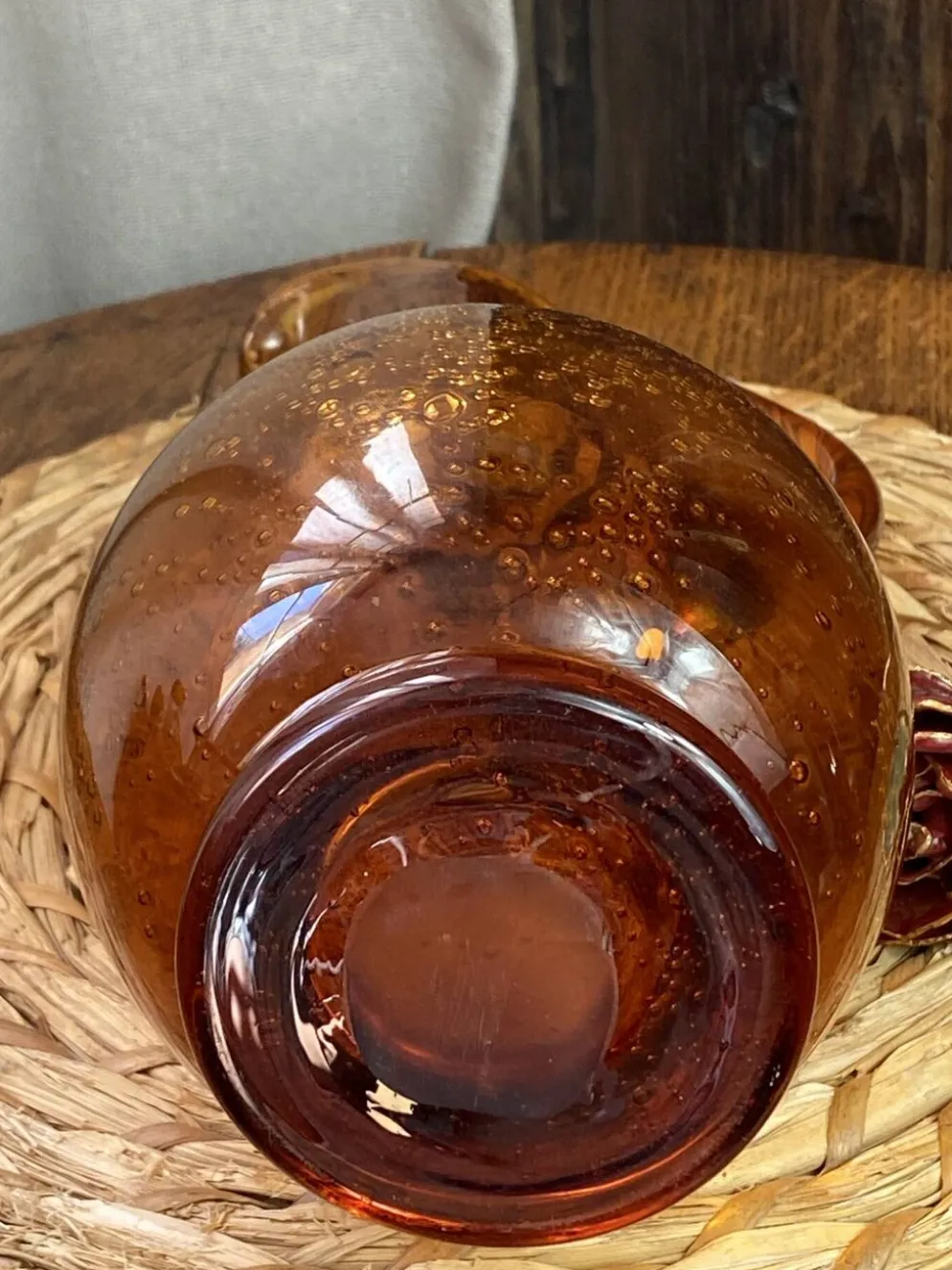 Grand pichet en verre bullé ambré