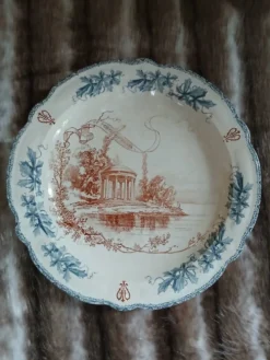 Grand plat ancien