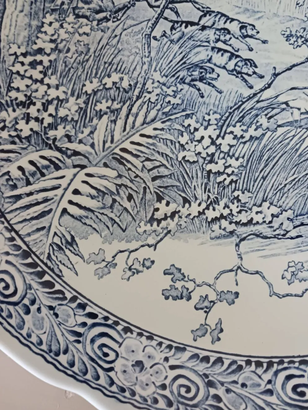 Grand plat bleu de Delft de chez Boch .