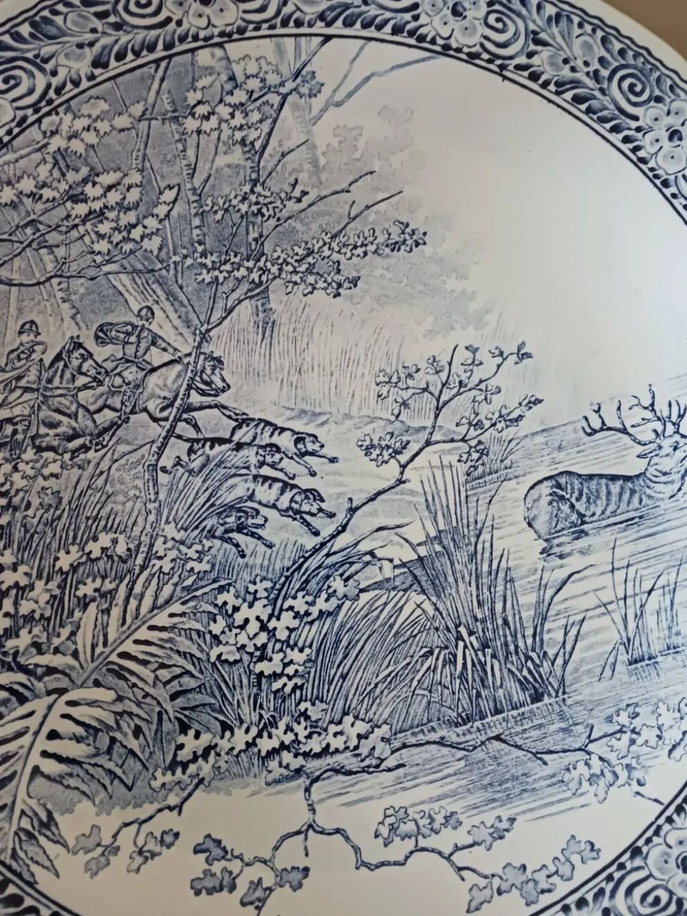 Grand plat bleu de Delft de chez Boch .