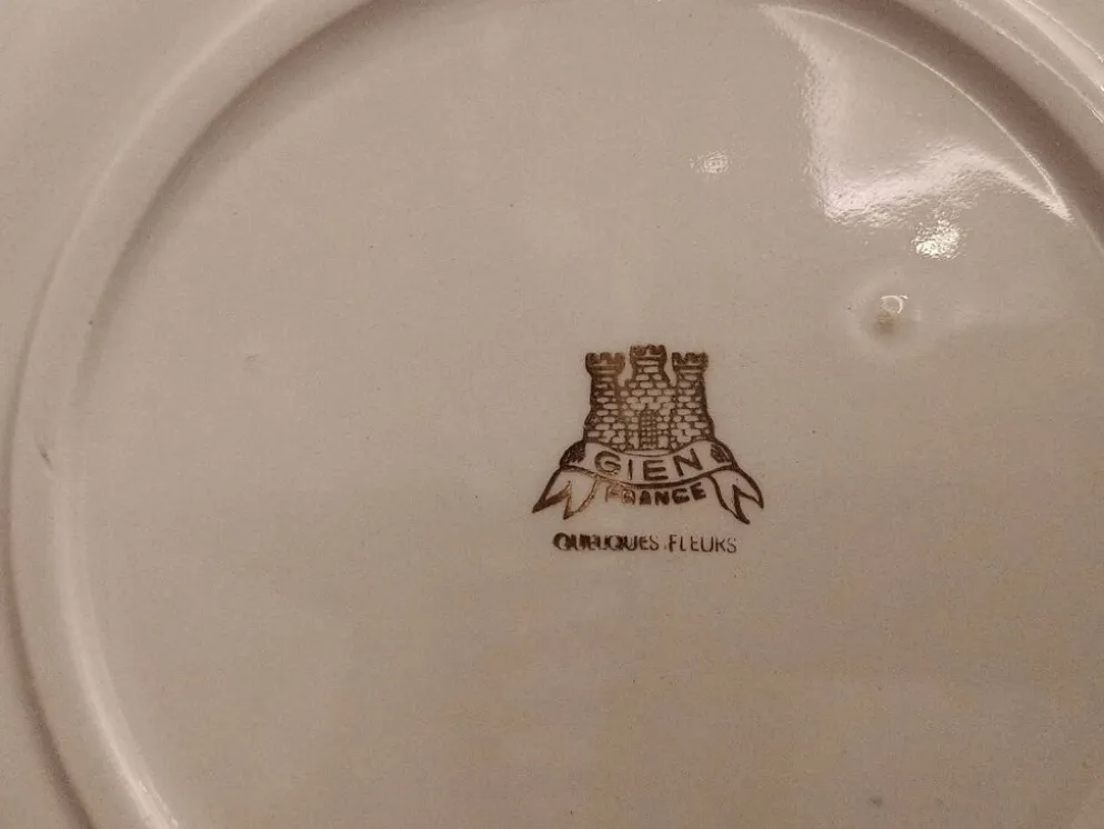 Grand plat creux en faïence de Gien – Modèle "Quelques Fleurs" – Vinta