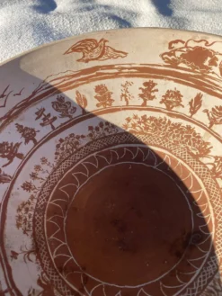 Grand plat creux en terre cuite décor oiseaux XXeme