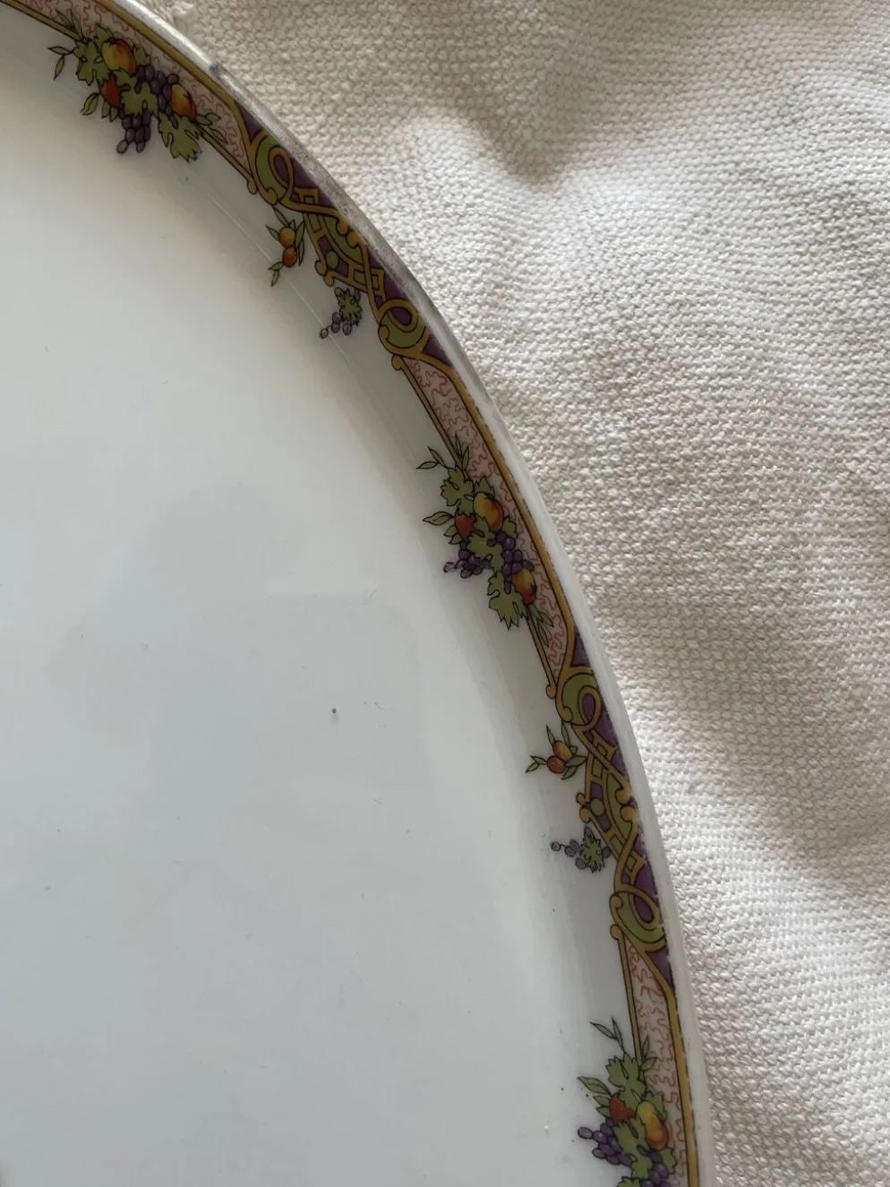 Grand plat de service en porcelaine