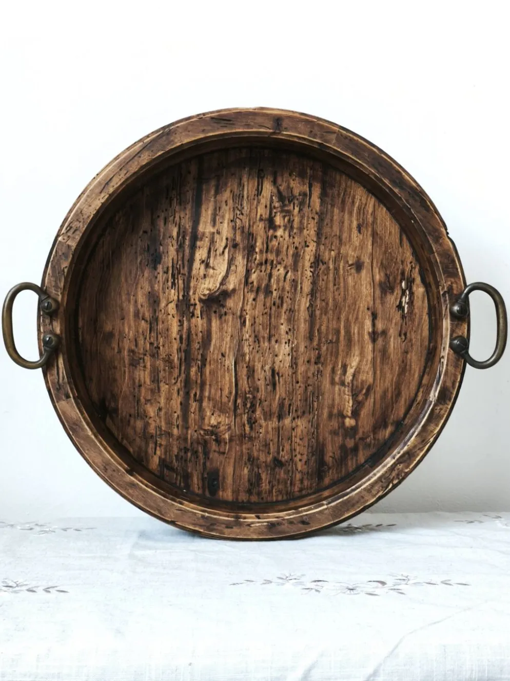 Grand plateau ancien italien en bois avec poignées en laiton