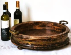 Grand plateau ancien italien en bois avec poignées en laiton