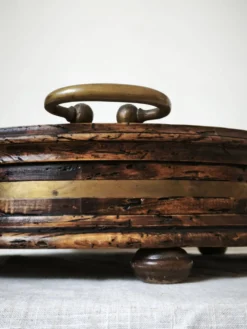Grand plateau ancien italien en bois avec poignées en laiton