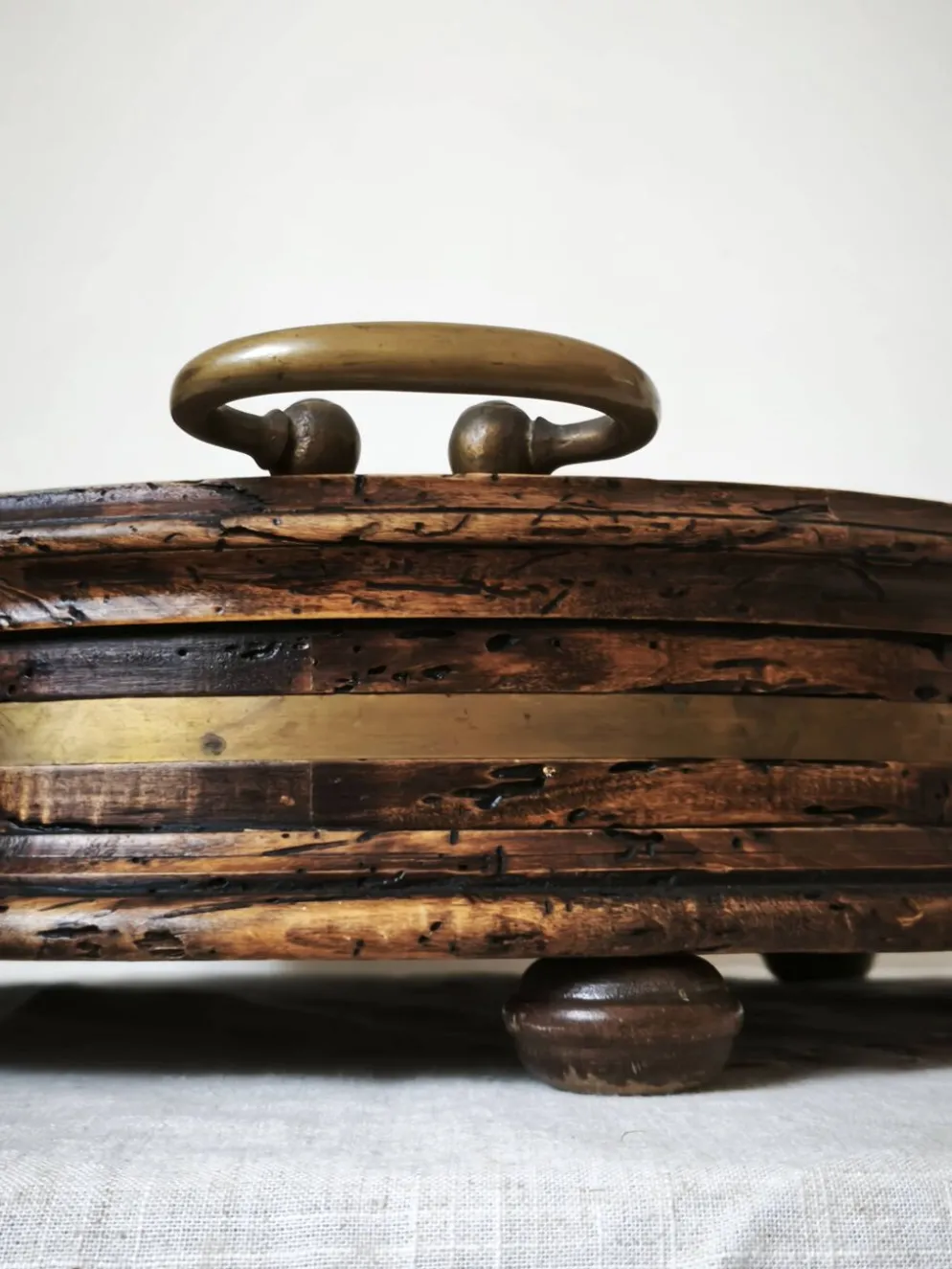 Grand plateau ancien italien en bois avec poignées en laiton