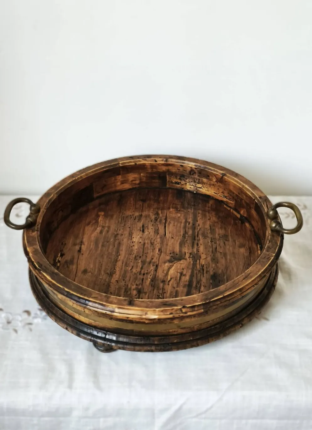 Grand plateau ancien italien en bois avec poignées en laiton
