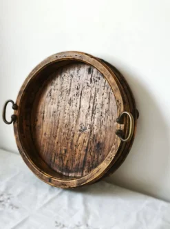 Grand plateau ancien italien en bois avec poignées en laiton