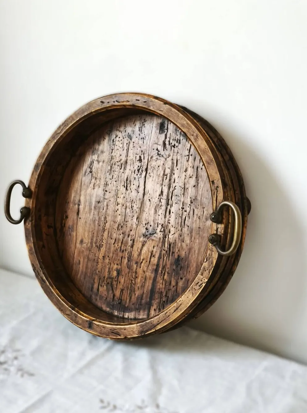 Grand plateau ancien italien en bois avec poignées en laiton