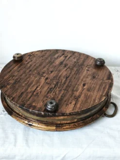 Grand plateau ancien italien en bois avec poignées en laiton