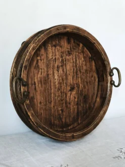 Grand plateau ancien italien en bois avec poignées en laiton