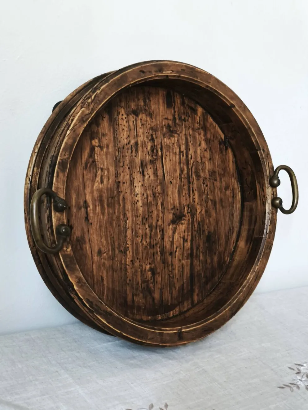 Grand plateau ancien italien en bois avec poignées en laiton
