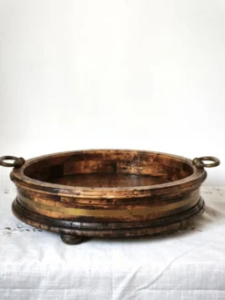 Grand plateau ancien italien en bois avec poignées en laiton