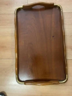 Grand plateau de service rectangulaire en bois et laiton annees 60