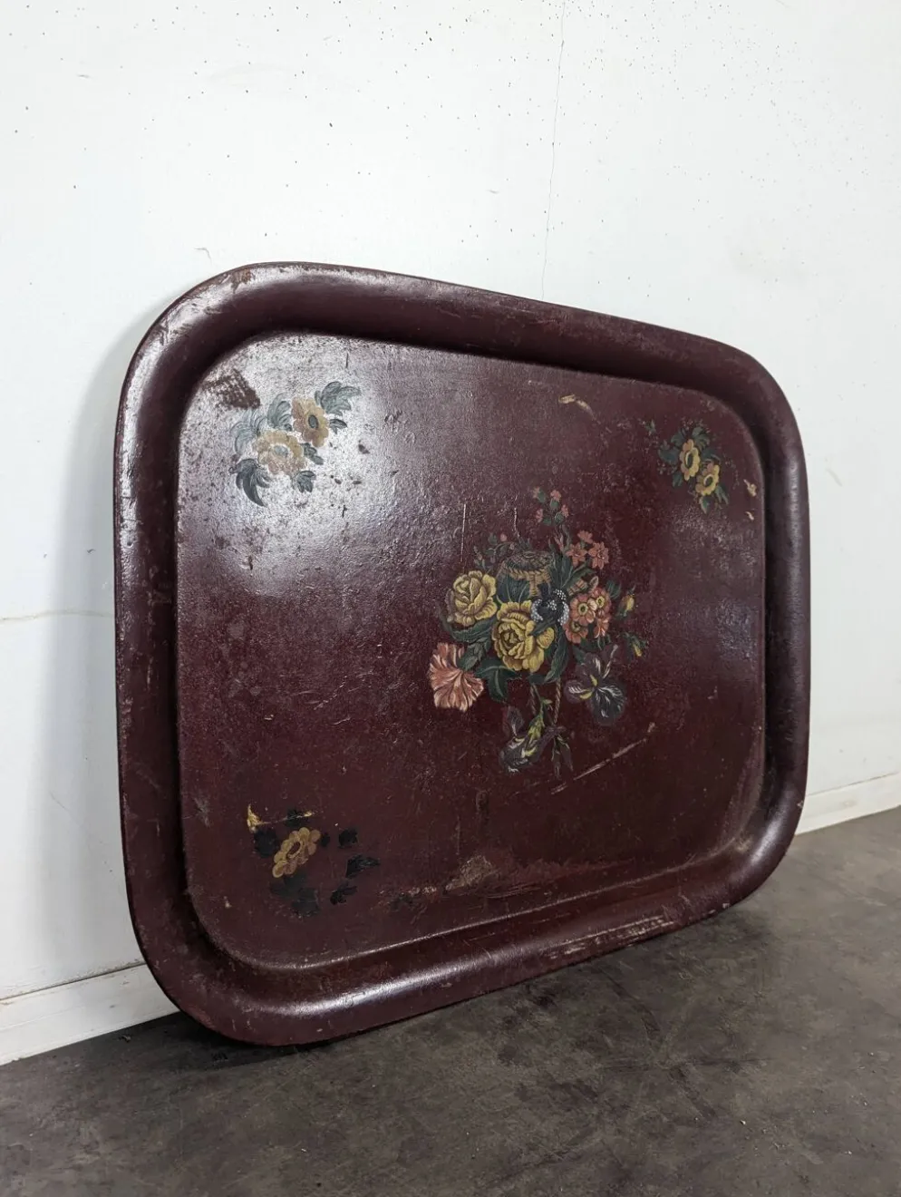 Grand plateau Napoléon III en tôle peinte à décor de fleurs