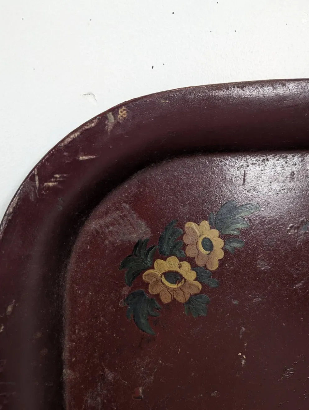 Grand plateau Napoléon III en tôle peinte à décor de fleurs