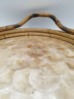 Grand plateau rond vintage en bambou et nacre Capiz – Italie, années 70