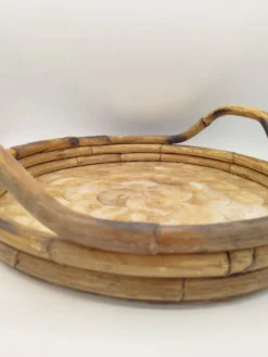 Grand plateau rond vintage en bambou et nacre Capiz – Italie, années 70