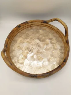 Grand plateau rond vintage en bambou et nacre Capiz – Italie, années 70