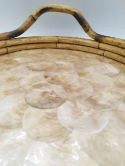 Grand plateau rond vintage en bambou et nacre Capiz – Italie, années 70