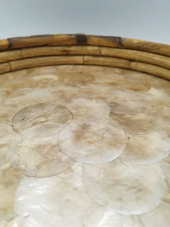 Grand plateau rond vintage en bambou et nacre Capiz – Italie, années 70
