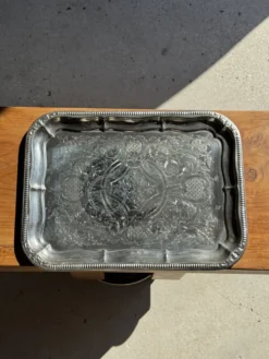 Grand plateau vintage en métal argenté à décor végétal style Art nouveau L4