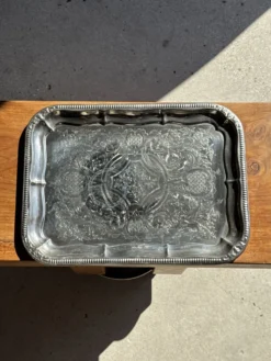 Grand plateau vintage en métal argenté à décor végétal style Art nouveau L4